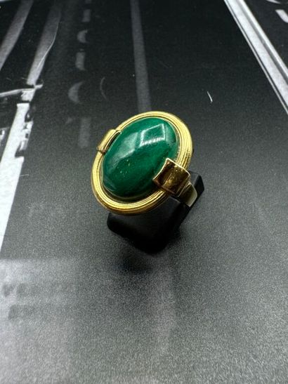 BAGUE en or jaune 750‰ sertie d'un cabochon...