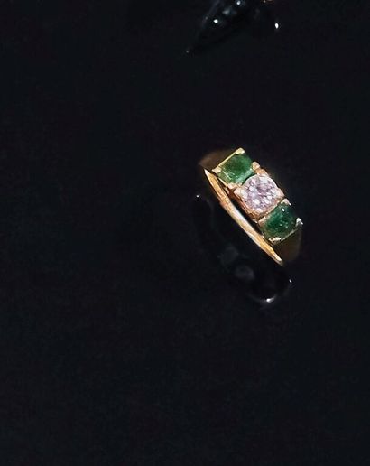 BAGUE trilogie en or jaune 750‰ ornée d'un...