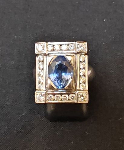 BAGUE moderniste en or gris 750‰ à plateau...