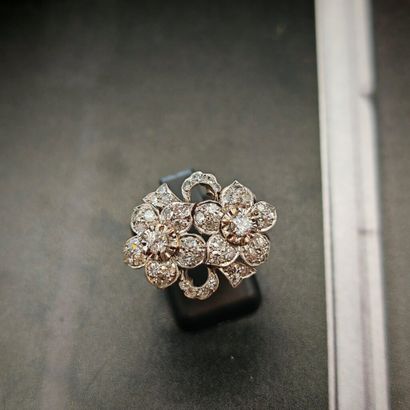BAGUE en fils de platine 950‰ ornée d'un...