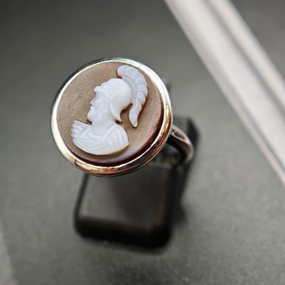 * BAGUE en or blanc 750‰ ornée d'un camée...