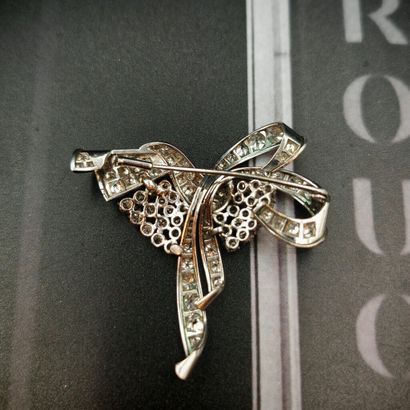 BROCHE en platine 950‰ et or gris 750‰ présentant...