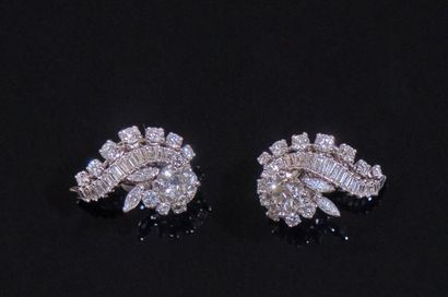 PAIRE DE CLIPS D'OREILLES percées en or blanc...
