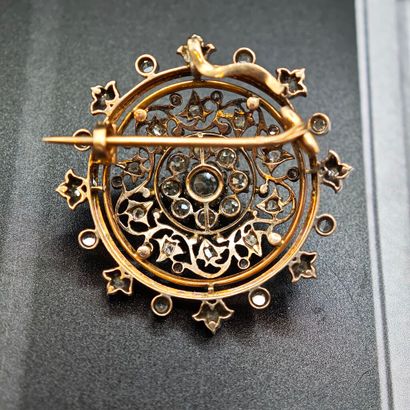 BROCHE en or jaune 750‰ et argent 800‰, de...