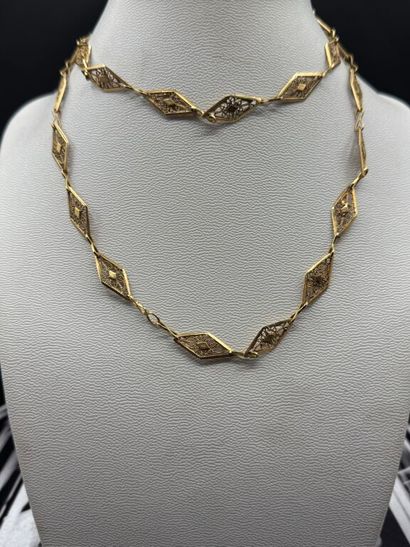 COLLIER en or jaune 750‰ composé de maillons...