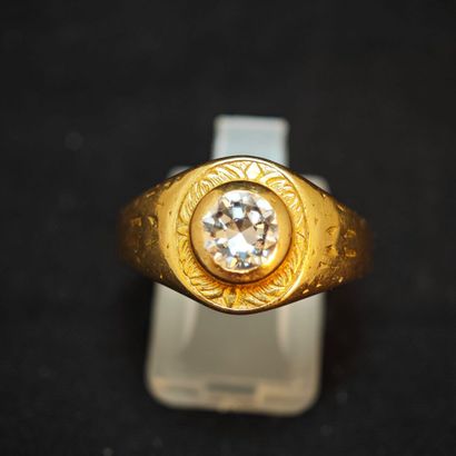 BAGUE en or jaune 750‰ ornée d'un diamant...