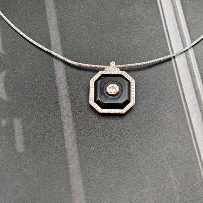 * PENDENTIF en or 750‰ composé d'un tour...