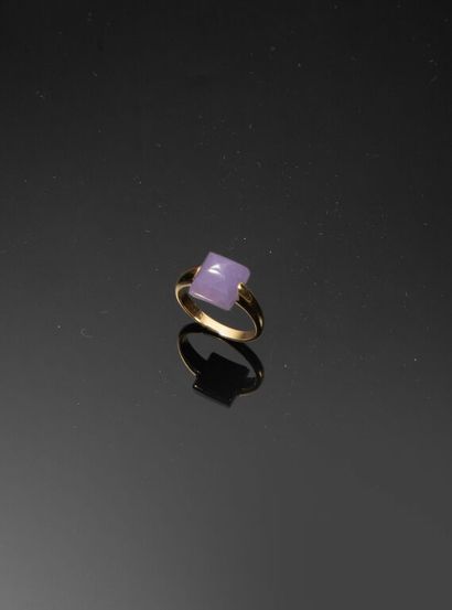 * BAGUE en or jaune 750‰ ornée d'un jade...