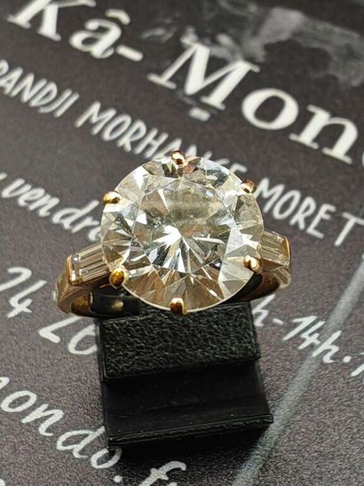 BAGUE en or jaune ornée d'un diamant brillanté...