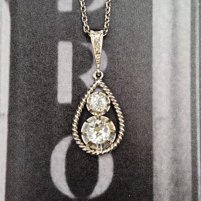 PENDENTIF en or gris 750‰ composé d'une chaîne...