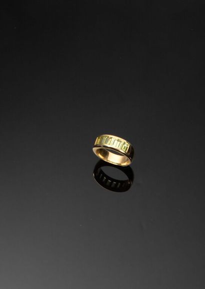 * BAGUE en or jaune 750‰ ornée d'un rang...