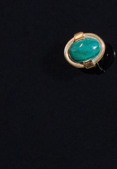 BAGUE en or jaune 750‰ sertie d'un cabochon...