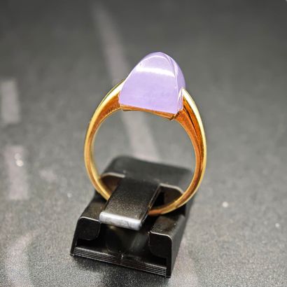 * BAGUE en or jaune 750‰ ornée d'un jade...
