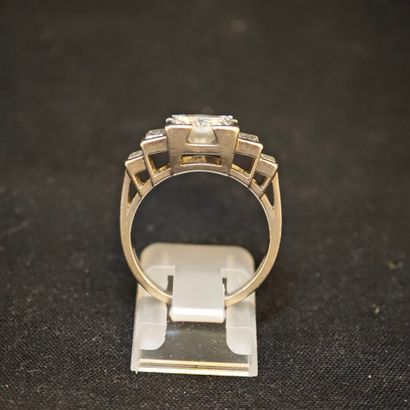 BAGUE en platine 950‰ ornée d'un diamant...