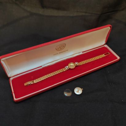 YEMA, Besançon. 
MONTRE-BRACELET de dame...