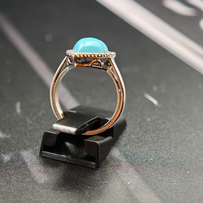 * BAGUE en or 750‰ ornée d'une turquoise...