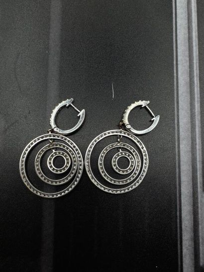 PAIRE DE PENDANTS D'OREILLES en or gris 750‰...