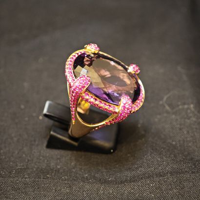 BAGUE cocktail en or rouge 750‰ ornée d'une...