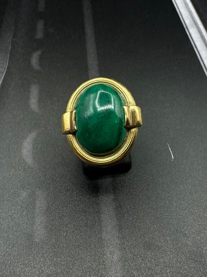 BAGUE en or jaune 750‰ sertie d'un cabochon...