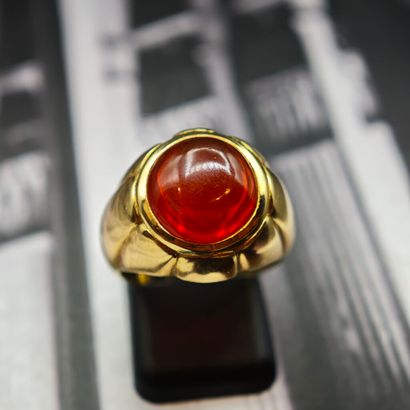 * BAGUE jonc en or jaune 750‰ ornée d'un...
