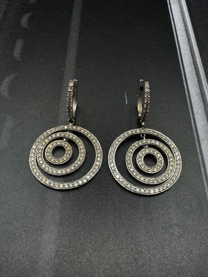 PAIRE DE PENDANTS D'OREILLES en or gris 750‰...