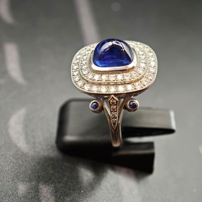* BAGUE en platine 950‰ ornée d'un saphir...