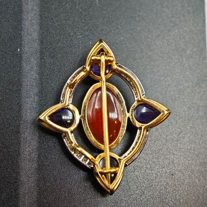 * BROCHE en or 750‰ de deux tons à l'indienne,...
