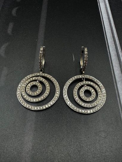 PAIRE DE PENDANTS D'OREILLES en or gris 750‰...