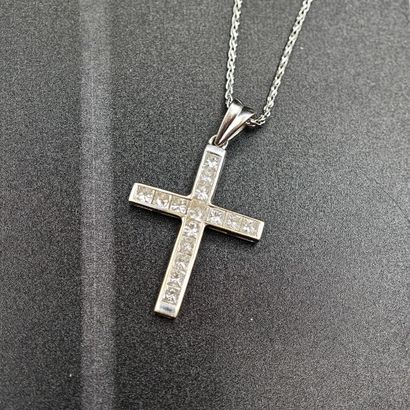 PENDENTIF en or rhodié 750‰ retenant une...