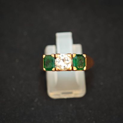 BAGUE trilogie en or jaune 750‰ ornée d'un...