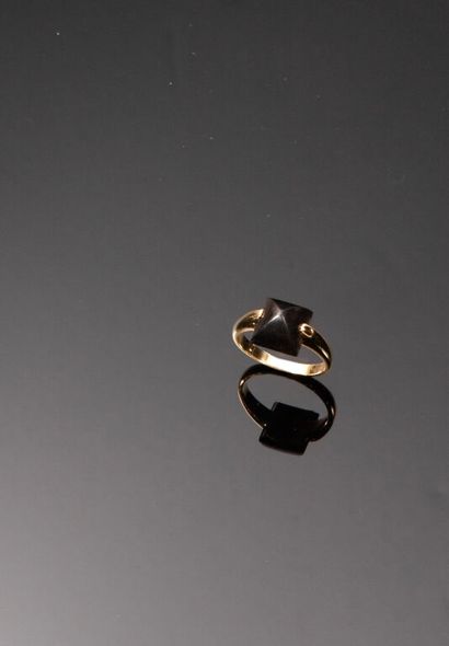 * BAGUE en or jaune 750‰ ornée d'un motif...