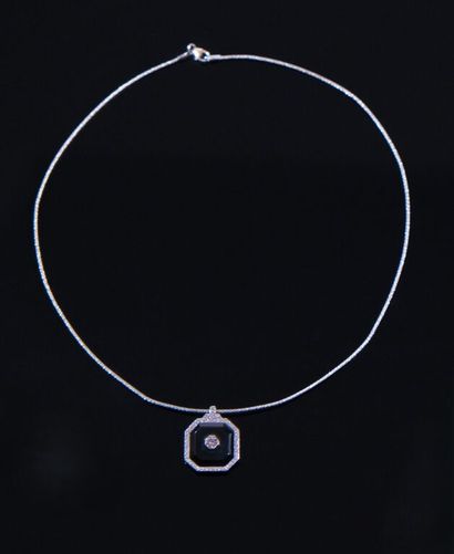 * PENDENTIF en or 750‰ composé d'un tour...