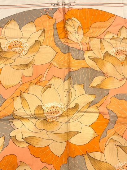 HERMÈS Paris.
Carré Fleurs de lotus, en soie...