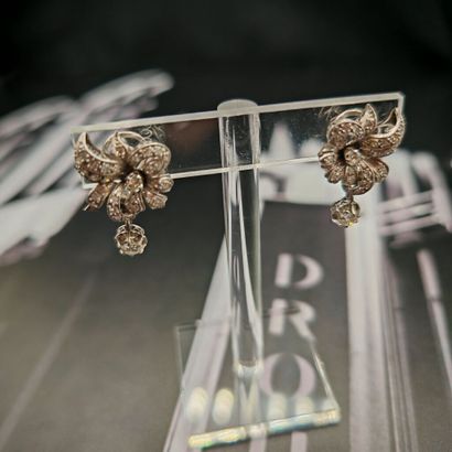 PAIRE DE CLIPS D'OREILLES en or gris 750‰...