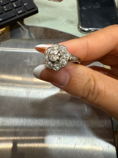 BAGUE en fils de platine de type marguerite...