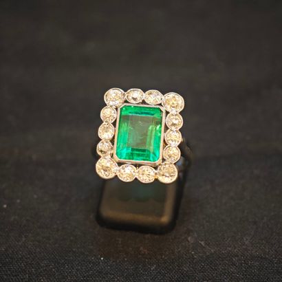 BAGUE en platine 950‰ à panier rectangulaire...