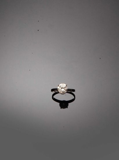 BAGUE en or 750‰ et platine 950‰ ornée d'un...