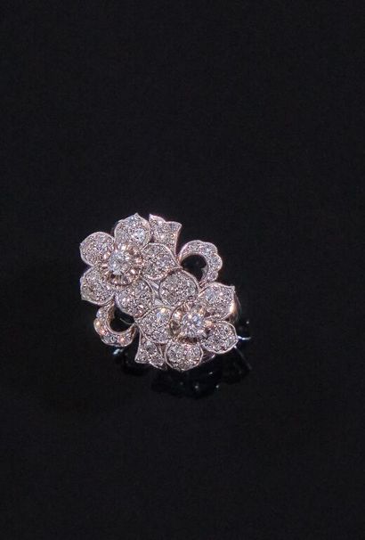 BAGUE en fils de platine 950‰ ornée d'un...