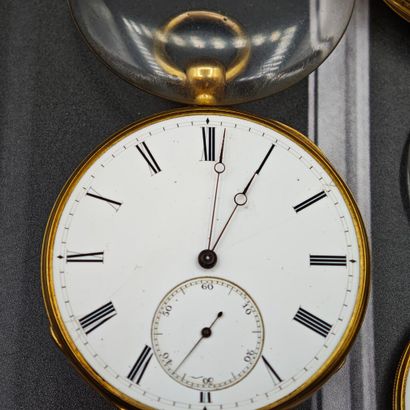 Ensemble de QUATRE MONTRES de poche en or...