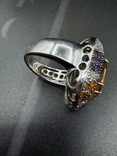 BAGUE dite cocktail en or gris 750‰, ornée...