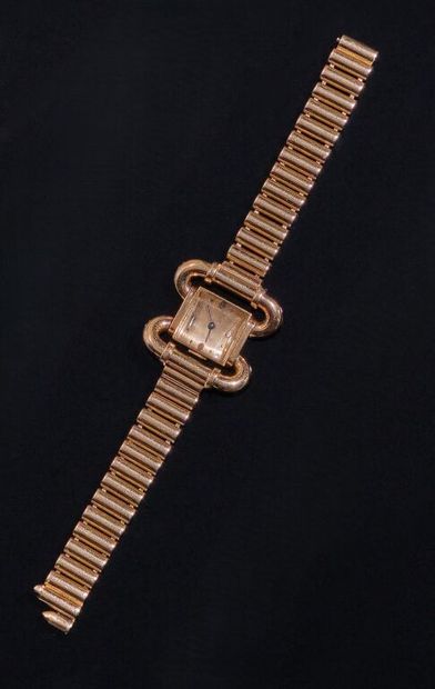 UTI. Vers 1940.
MONTRE-BRACELET de dame en...