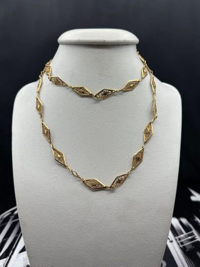 COLLIER en or jaune 750‰ composé de maillons...