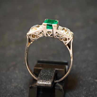 BAGUE Art Déco en platine 950‰ et or gris...
