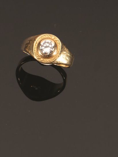 BAGUE en or jaune 750‰ ornée d'un diamant...