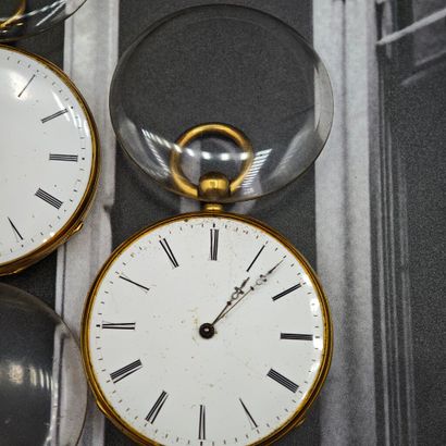 Ensemble de QUATRE MONTRES de poche en or...