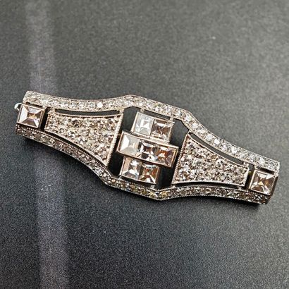 BROCHE de revers de forme oblongue en platine...