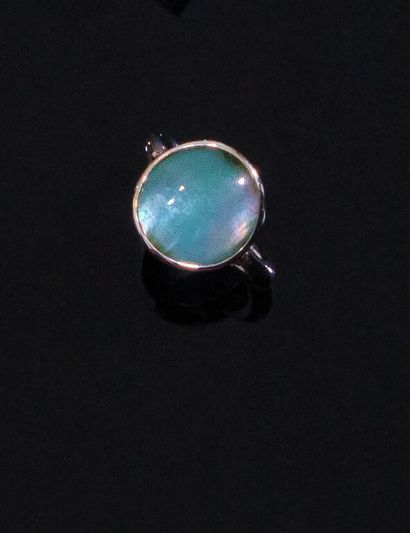 VHERNIER. 
BAGUE en or gris 750‰ composée...