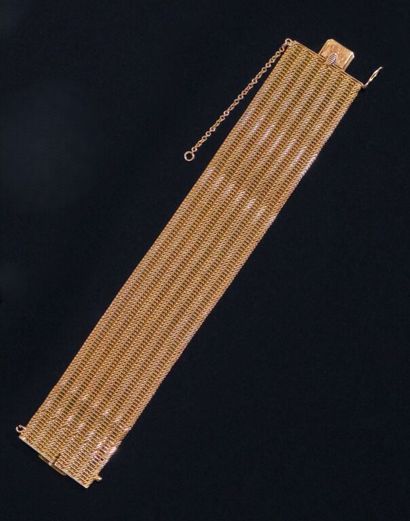 BRACELET en or jaune 750‰ à maille tissu.
TDP...