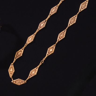 COLLIER en or jaune 750‰ composé de maillons...