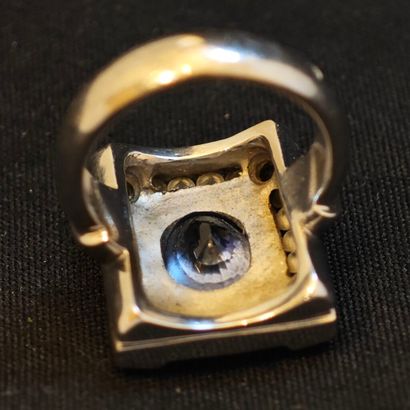 BAGUE moderniste en or gris 750‰ à plateau...